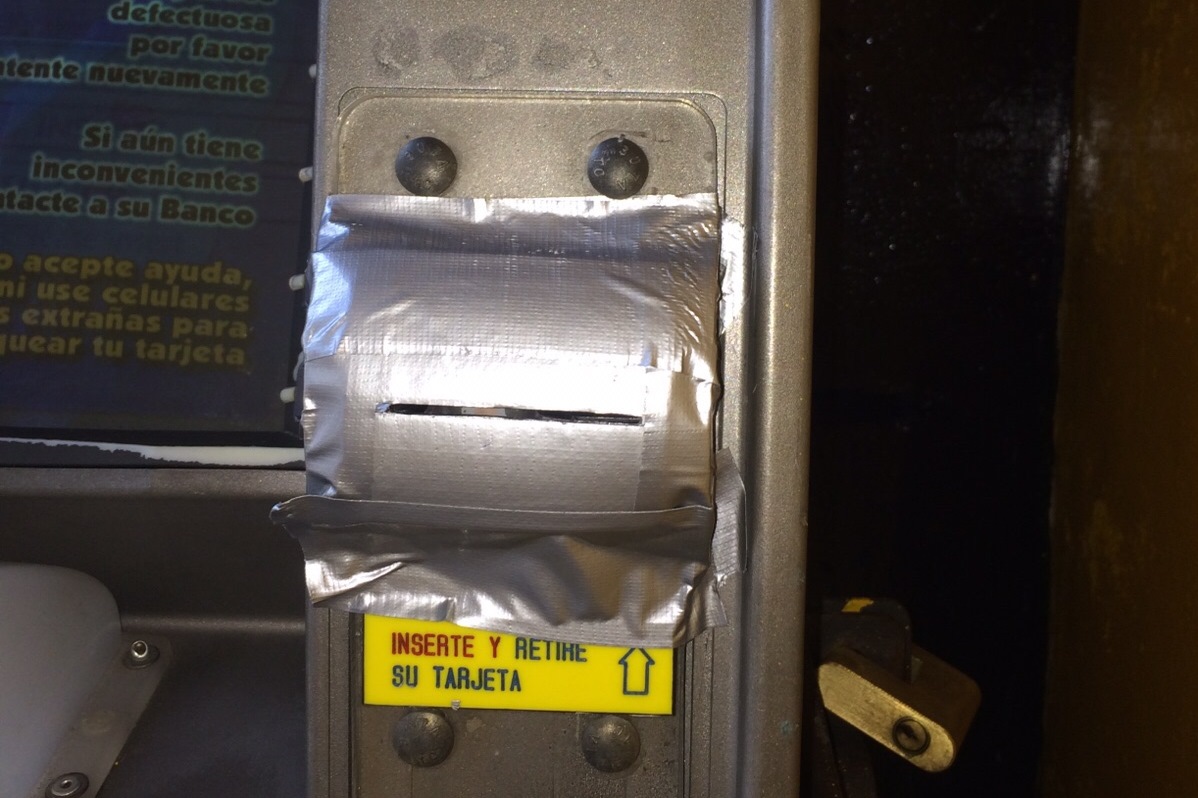 Uno de los cajeros electrónicos en Mazatenango, Suchitepéquez, fue alterado con cinta adhesiva y un objeto desconocido en la ranura para la tarjeta. (Foto Prensa Libre: Melvin Popá)