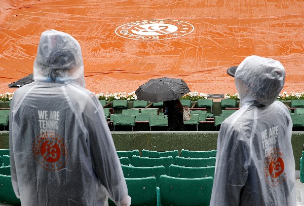 Varias personas esperan al comienzo de la jornada 9 en Roland Garros, en París, Francia. (Foto Prensa Libre: EFE).