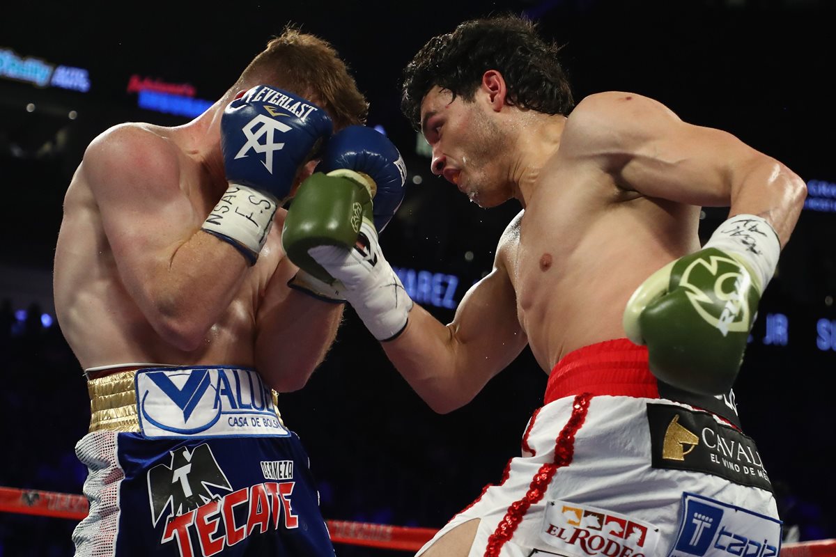 Julio César Chavez Jr. intenta abrir la defensa de Canelo Álvarez.