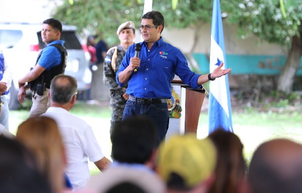 Juan Orlando Hernández (c) hablando durante un evento en el Valle de Jamastrán. (Foto Prensa Libre: EFE).