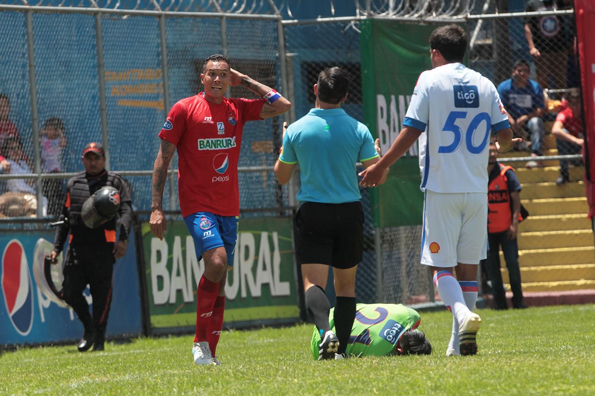 Blas Pérez, junto con su compatriota Felipe Baloy, fueron los fichajes estrella de Municipal esta temporada. (Foto Prensa Libre: Norvin Mendoza)