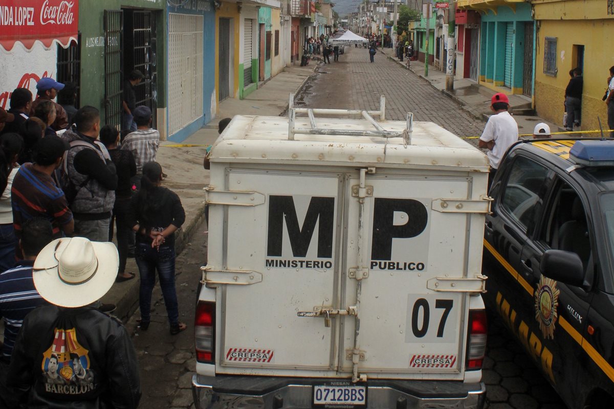 Peritos del Ministerio Público recaban evidencias del crimen ocurrido en la cabecera de Jalapa. (Foto Prensa Libre: Hugo Oliva)