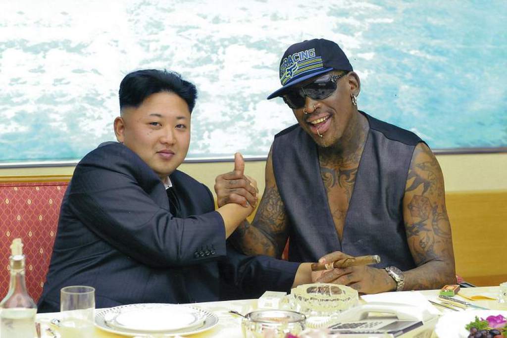 El "líder supremo" de Corea del Norte, Kim Jong-un, junto al exjugador de la liga de baloncesto de EE.UU., Dennis Rodman. (Foto Prensa Libre: EFE)