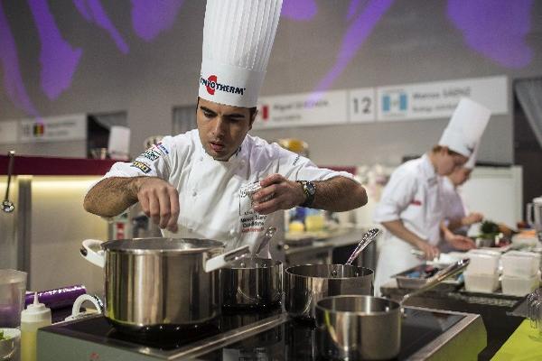 Chef Marcos Sáenz durante su paticipación en concurso de gastronomía en Francia. (Foto Prensa Libre: AP)