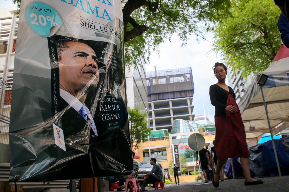 Una mujer pasa frente a un anuncio de la visita de Obama a Vietnan, el domingo. (Foto Prensa Libre: EFE).