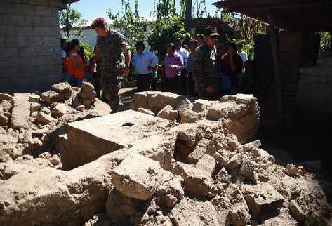 Autoridades  evalúan los daños  en una  de las vivienda  derribadas  en la antigua Santa  Catarina Ixtahuacán, Sololá.  El lugar  fue declarado inhabitable en el 2000.