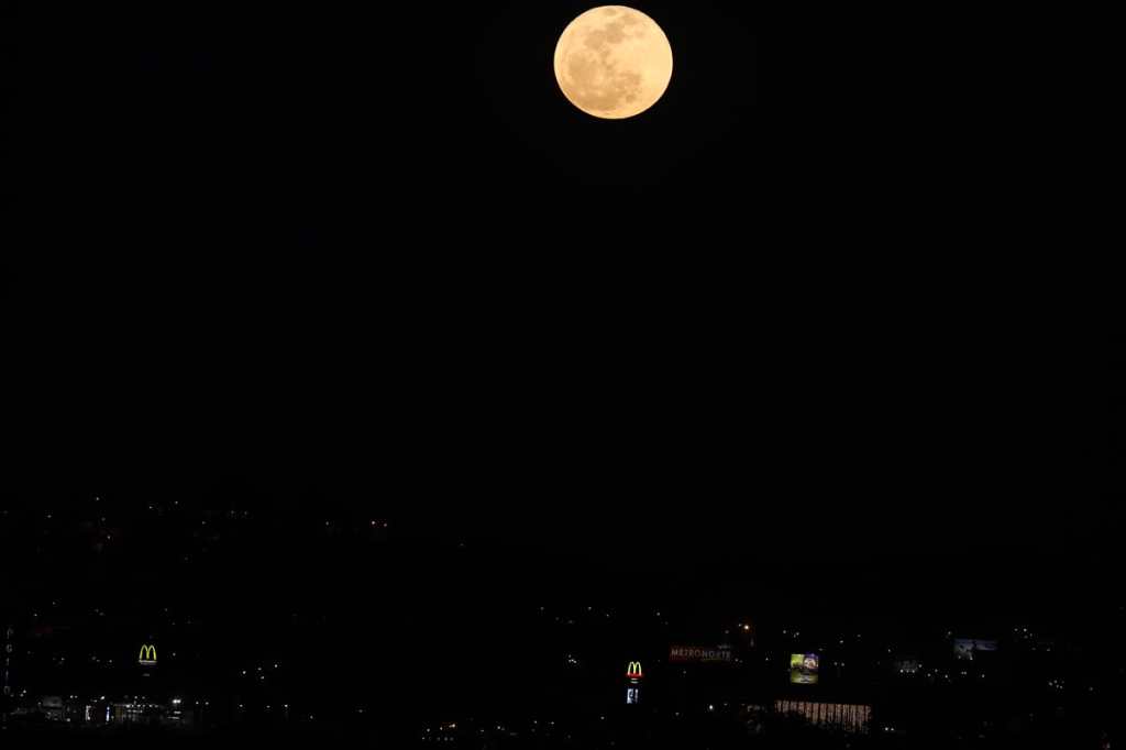 Así se observó la luna llena de esta noche, sobre la ciudad de Guatemala.
