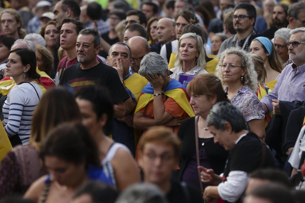 Independentistas se muestran decepcionados tras el discurso de Puidgemont en el Parlamento. (Foto Prensa Libre: EFE)