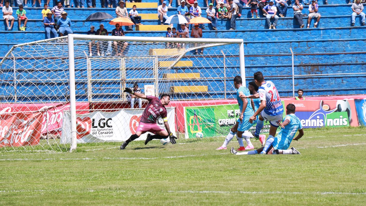 El gol de Emmanuel Tapia fue significativo para Suchitepéquez, ya que significó el triunfo contra Sanarate. (Foto Prensa Libre: Cristian Soto)
