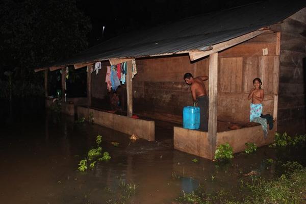 La constante lluvia de los últimos días inundó viviendas de barrios de San Francisco, Petén. (Foto Prensa Libre, Rigoberto Escobar)<br _mce_bogus="1"/>