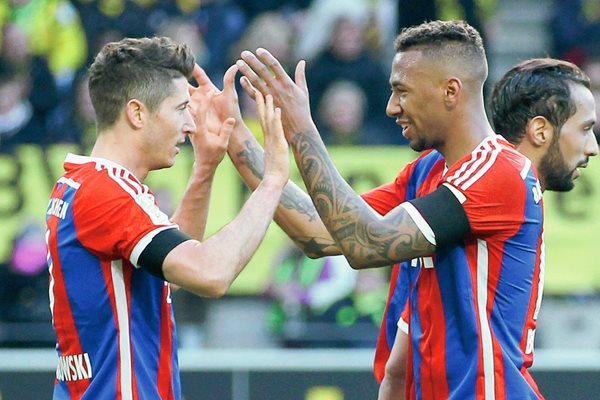 Robert Lewandowski celebra su anotación con Jerome Boateng. (Foto Prensa Libre: EFE).
