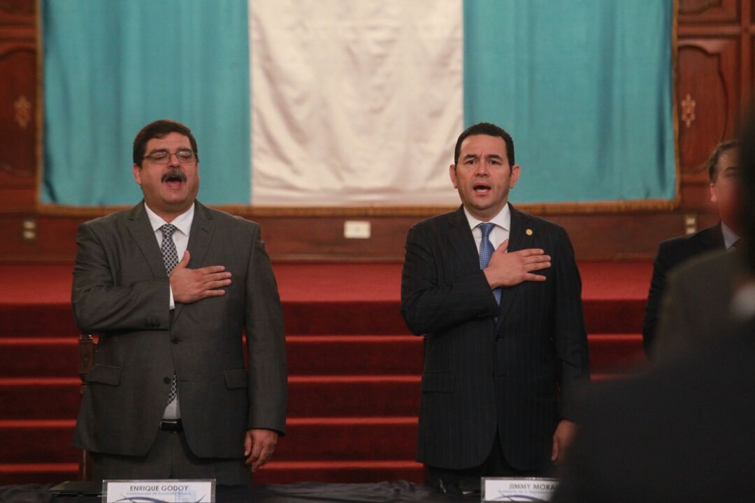 El presidente Jimmy Morales (Derecha) y el comisionado de Puertos y Aeropuertos, Enrique Godoy, asisten a la actividad sobre desarrollo urbano. (Foto Prensa Libre: Estuardo Paredes)