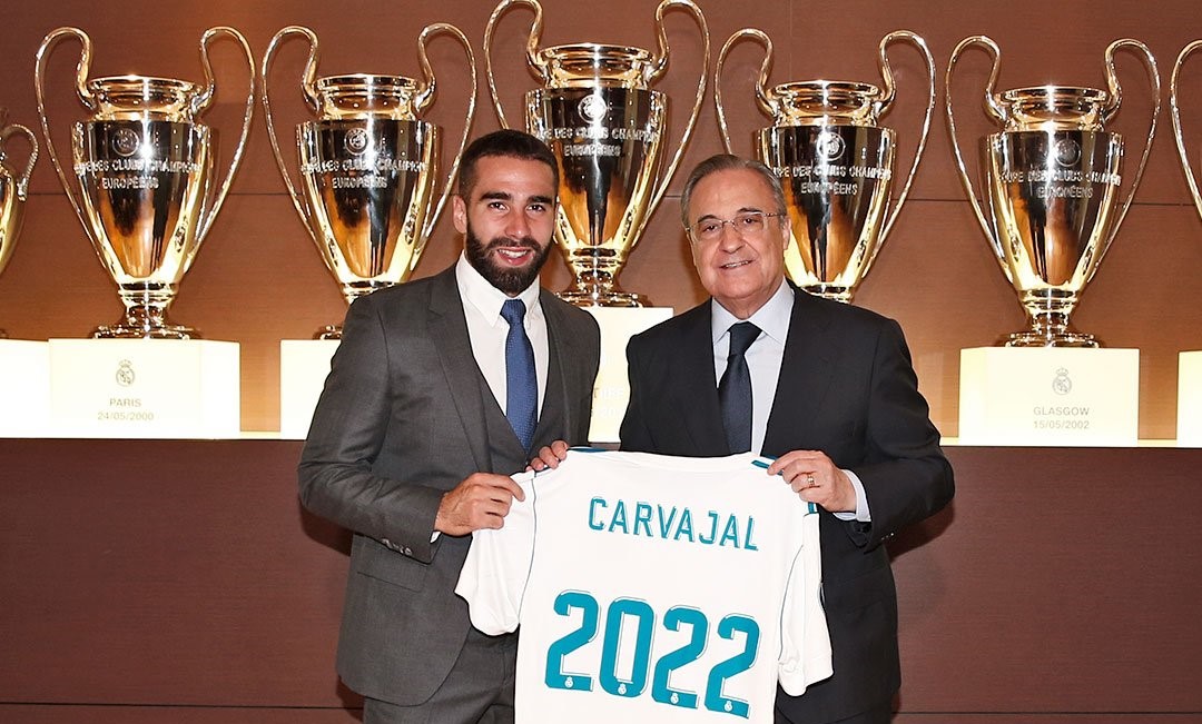 Dani Carvajal posó con Florentino Pérez luego de firmar la renovación de su contrato con el Real Madrid hasta 2022. (Foto Prensa Libre: cortesía Real Madrid)