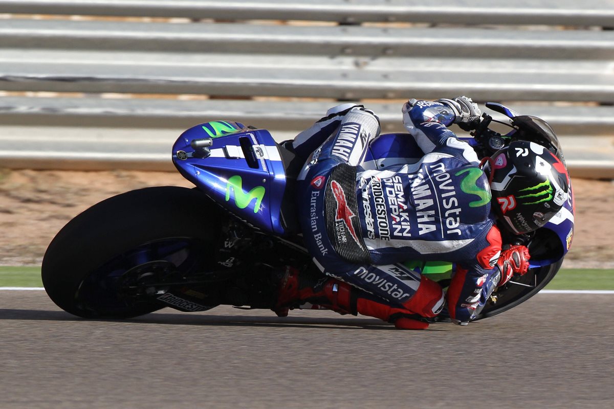 Jorge Lorenzo durante la primera sesión de entrenamientos de MotoGP celebrada en el circuito turolense de Motorland Alcañiz. (Foto Prensa Libre: EFE)
