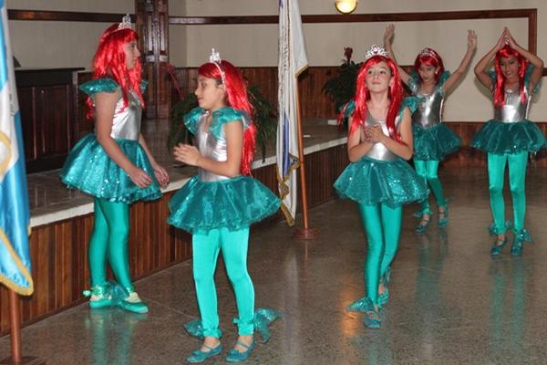 Niñas integrantes del ballet Carolina de Ordóñez, durante una presentación en el Cunor, en Cobán, Alta Verapaz. (Foto Prensa Libre: Eduardo Sam) <br _mce_bogus="1"/>