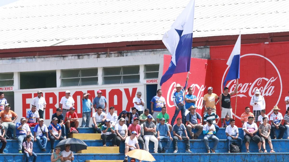 La afición de Suchitepéquez alentó a su equipo desde la tribuna en el partido contra los occidentales. (Foto Prensa Libre: Cristian Soto)