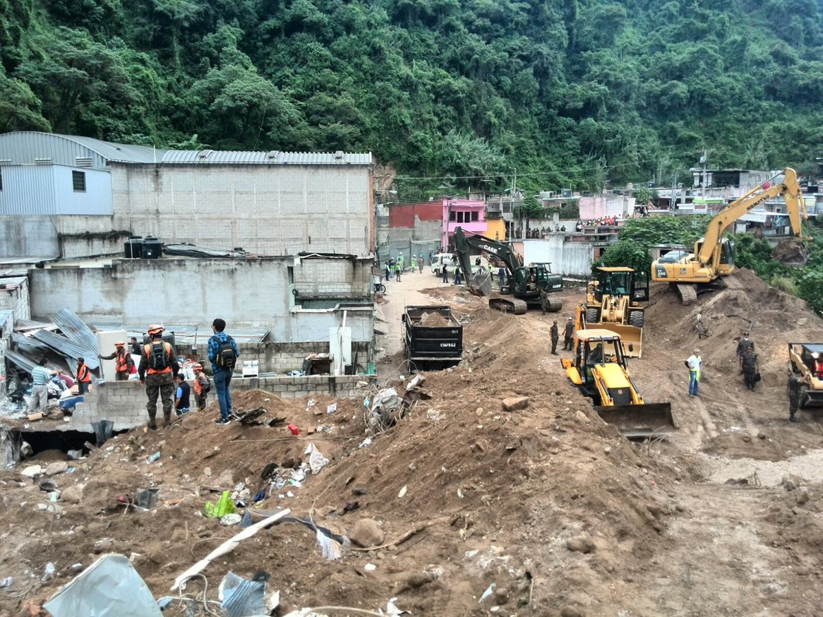 Vista general del lugar donde se produjo la tragedia en El Cambray 2. (Foto Prensa Libre: Estuardo Paredes)