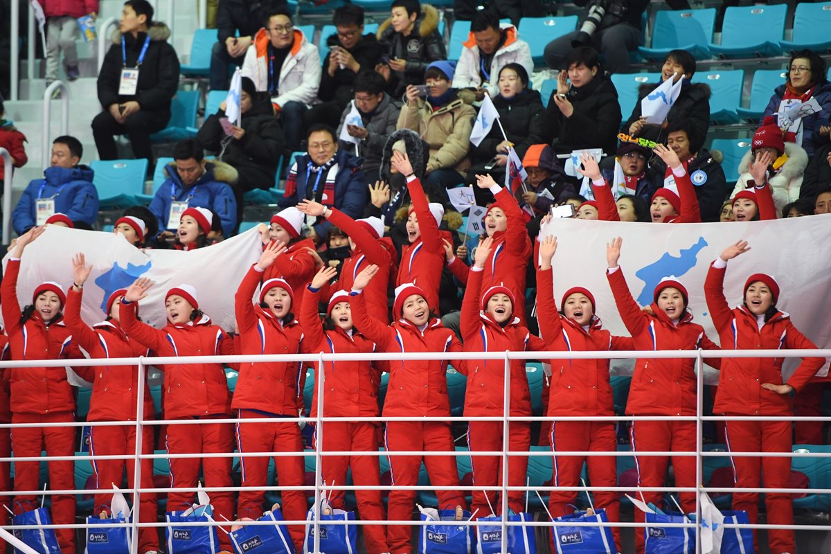 Las animadoras motraron una bandera unificada de las dos Coreas.   (Foto Prensa Libre: AFP)