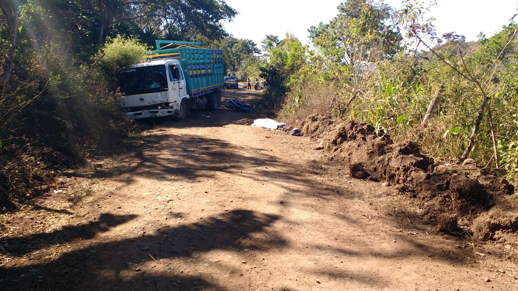 Lugar en el que ocurrió el accidente, a la derecha el camión y a la izquierda la motocicleta junto al cuerpo de Cervantes. (Foto Prensa Libre: Hugo Oliva)