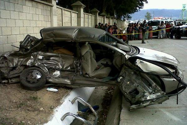 La colisión de tres vehículos en jurisdicción de Patzicía dejó un menor fallecido y seis heridos. (Foto Prensa Libre: CBMD)