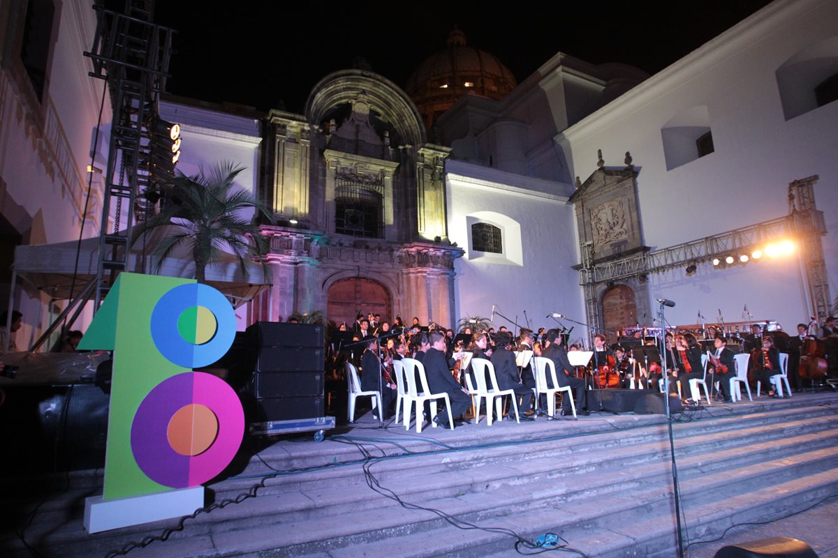 El Centro Histórico se viste de fiesta con el festival. (Foto Prensa Libre: Ángel Elías)