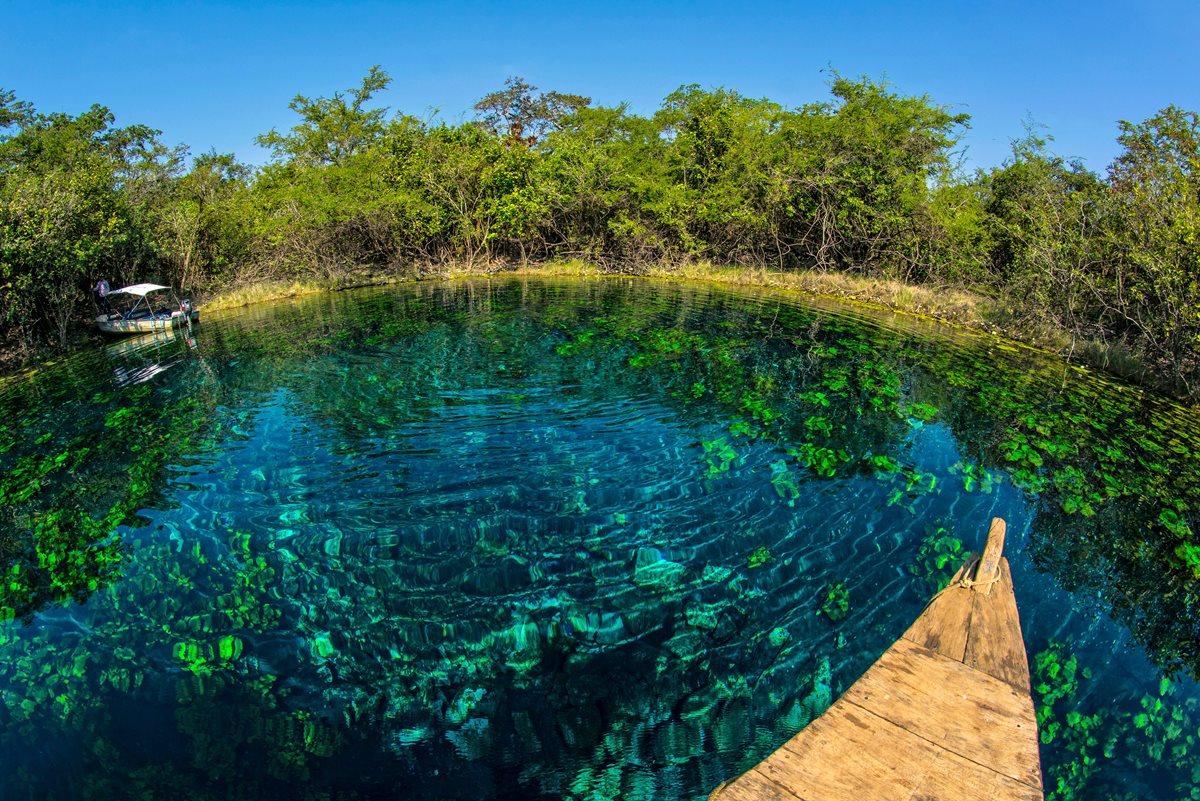 La laguna Cráter Azul, en Petén, se caracteriza por sus aguas tranquilas y cristalinas. (Foto Prensa Libre: cortesía Inguat)