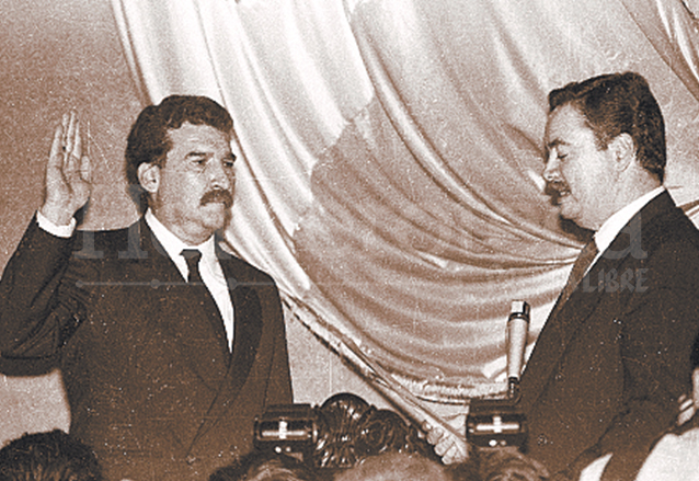 Ramiro de León Carpio es juramentado como presidente de Guatemala el 6 de junio de 1993 luego de la crisis del "Serranazo". (Foto: Hemeroteca PL)