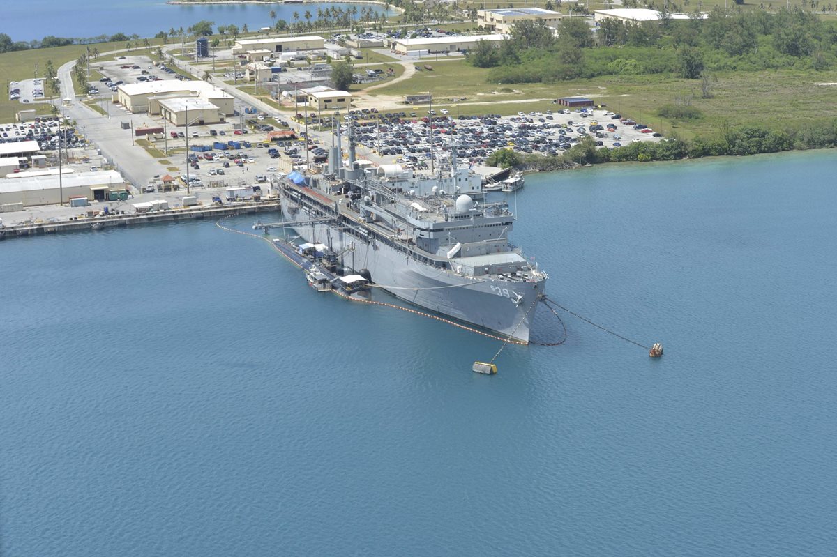 Buque de guerra USS Emory S. Land (AS-39) y el submarino clase Los Ágeles USS Topeka (SSN 754) atracados en el muelle en Polaris Point, isla de Guam. (Foto Prensa Libre: EFE)