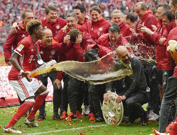 Guardiola recibió un baño frío de cerveza durante la celebración del título. (Foto Prensa Libre: AFP)