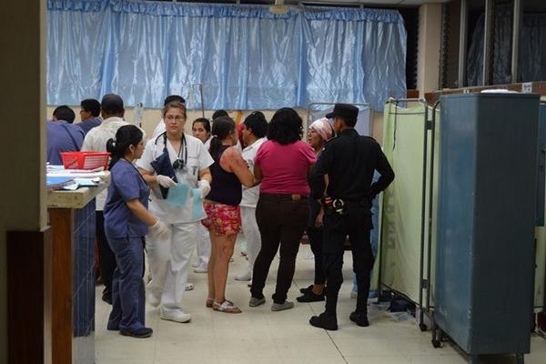 Tres de los heridos reciben atención en el Hospital Regional de Escuintla. (Foto Prensa Libre: Enrique Paredes) <br _mce_bogus="1"/>