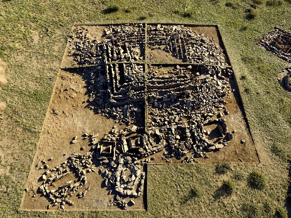 Vista aérea del mausoleo descubierto por arqueólogos en Karaganda,Kazajistán.(Foto Prensa Libre: EFE)
