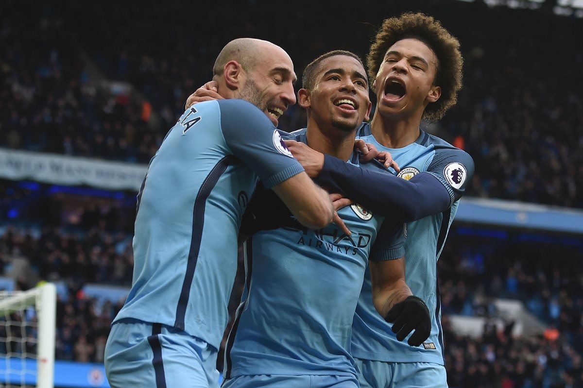 Gabriel Jesús festeja con sus compañeros Pablo Zabaleta y Leroy Sane luego de anotar el gol del triunfo del City. (Foto Prensa Libre: AFP)