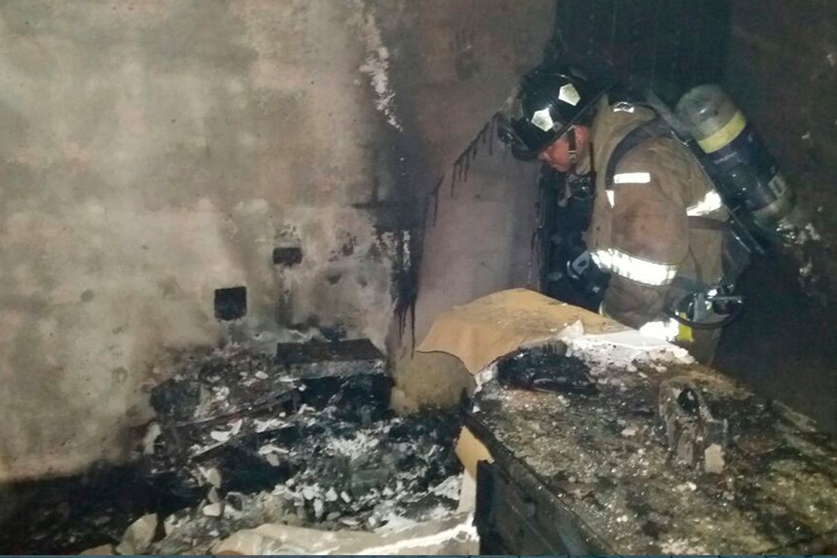 Un socorrista revisa una de las áreas más afectadas por el incendio en el casino Cesar Palace. (Foto Prensa Libre: Whitmer Barrera)