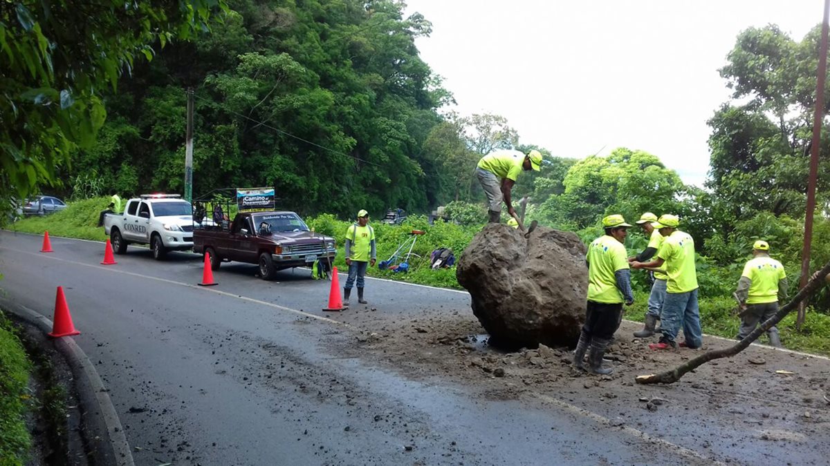Una enorme roca obstaculizó el paso en el Km 146 de la ruta de Sololá a Panajachel. (Foto Prensa Libre: Ángel Julajuj)