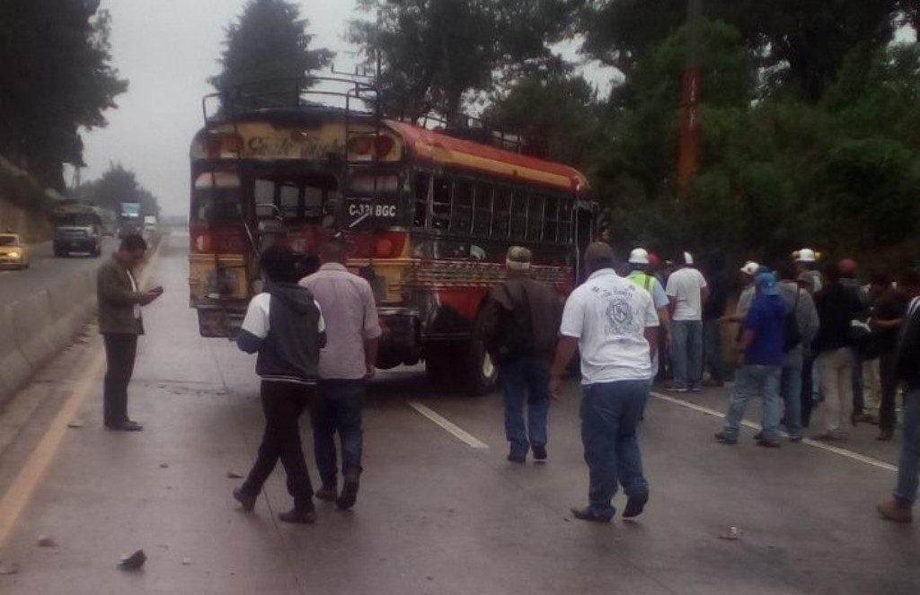 Bus accidentado en el km 61.5 de la ruta Interamericana, Chimaltenango. (Foto Prensa Libre: Víctor Chamalé).