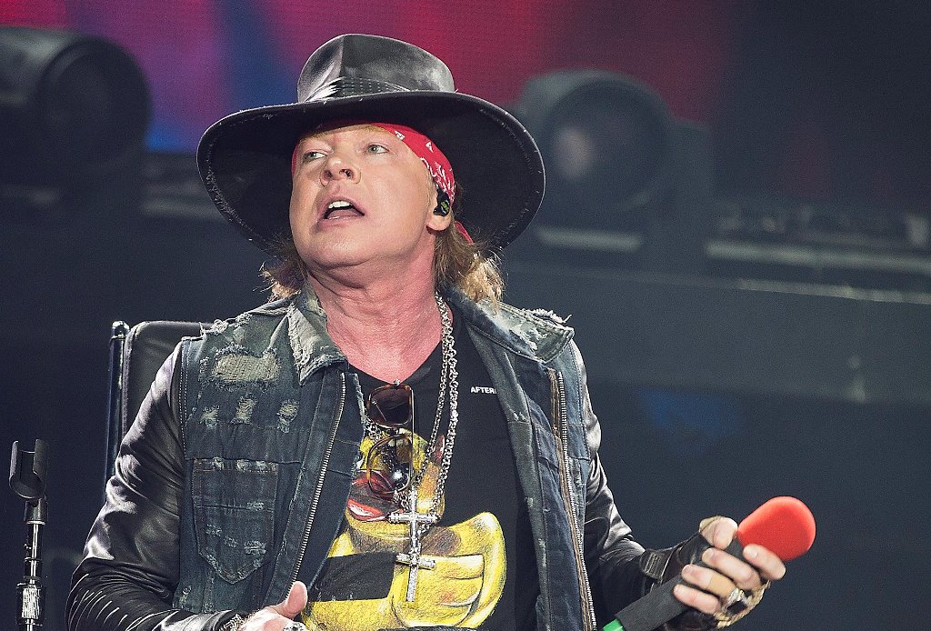 Axl Rose, de Guns' N Roses, acompaña a la banda australiana AC/DC durante el concierto de su gira mundial Rock od Bust. (Foto Prensa Libre: EFE)
