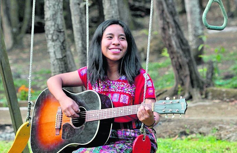La cantautora originaria de San Juan Comalapa, Chimaltenango, habló sobre la defensa de los pueblos indígenas y de la Tierra. (Foto Prensa Libre: Ángel Elias)