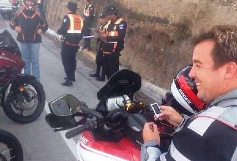 Alejandro Sinibaldi fue sorprendido sin usar chaleco y casco numerado. (Foto Prensa Libre: Internet)