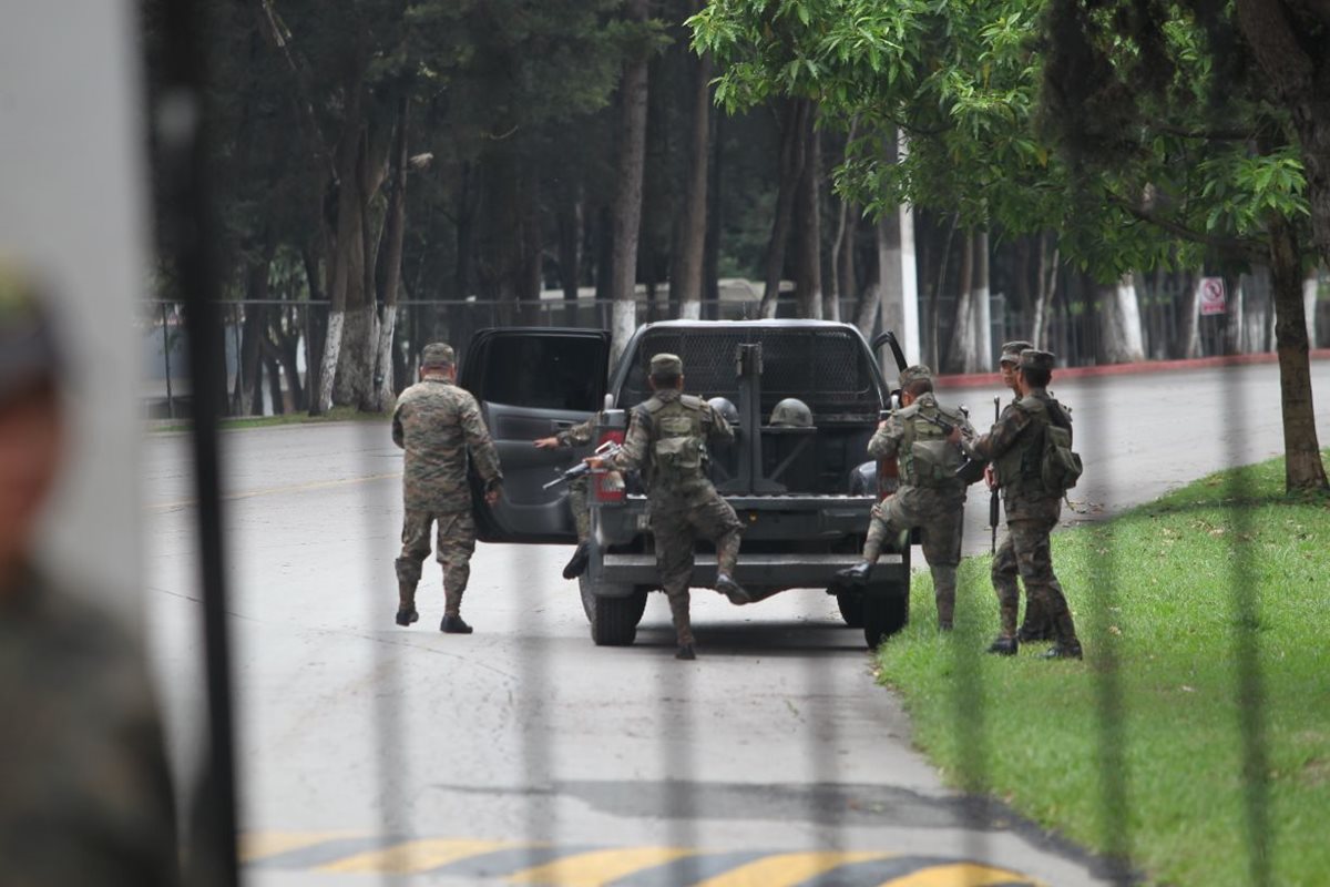 Autoridades buscan a Marixa Lemus, La Patrona, dentro de las instalaciones. (Foto Prensa Libre: Estuardo Paredes)