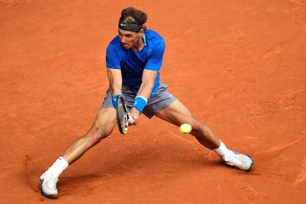 El tenista español Rafael Nadal devuelve una pelota al argentino Juan Mónaco durante su partido de segunda ronda del Masters 100 de Madrid, en la Caja Mágica, el 7 de mayo de 2014. (Foto Prensa Libre: AFP)