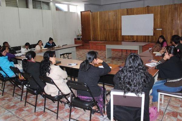 Representantes de  instituciones que velan por la niñez, durante una reunión efectuada en la  cabecera de Chimaltenango. (Foto Prensa Libre: José Rosales)