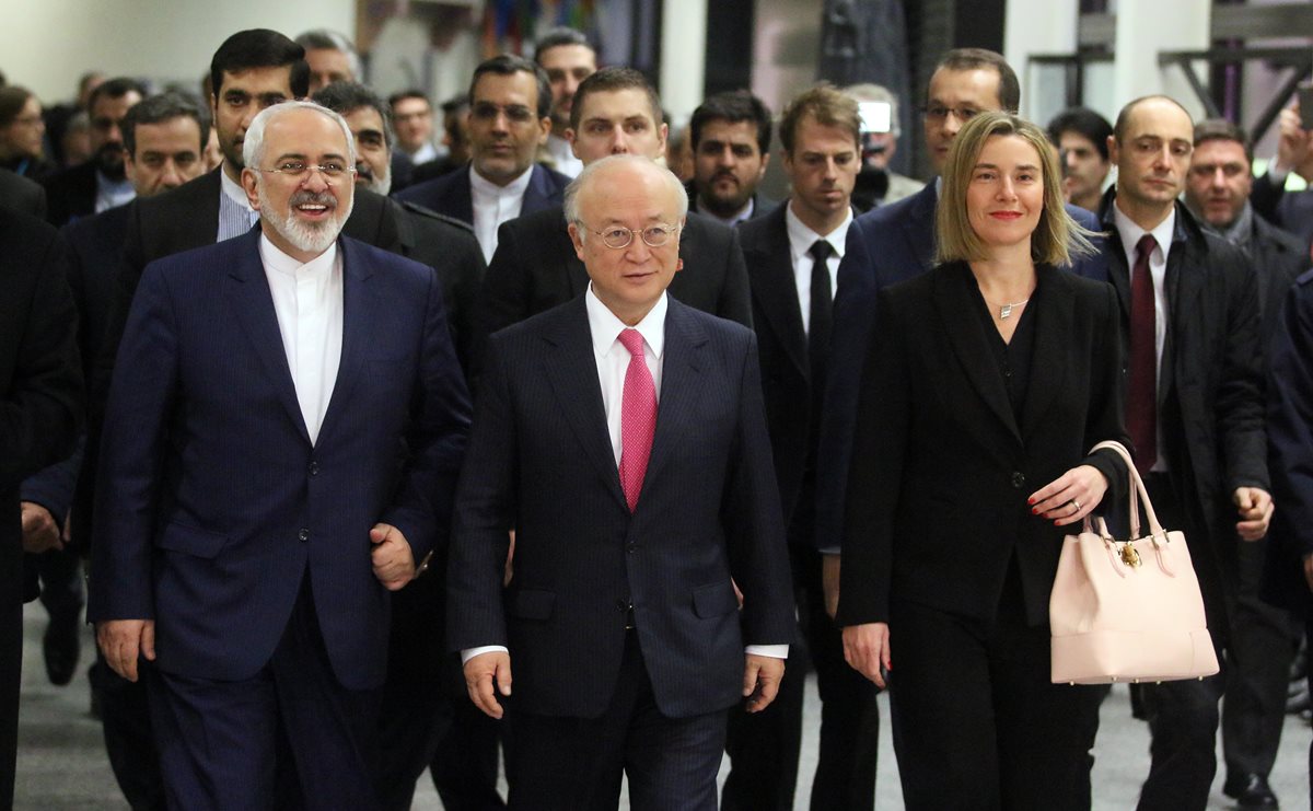 La comisión de energía atómica sale de sesión en Viena, luego de decisión sobre programa iraní. (Foto Prensa Libre: AP)