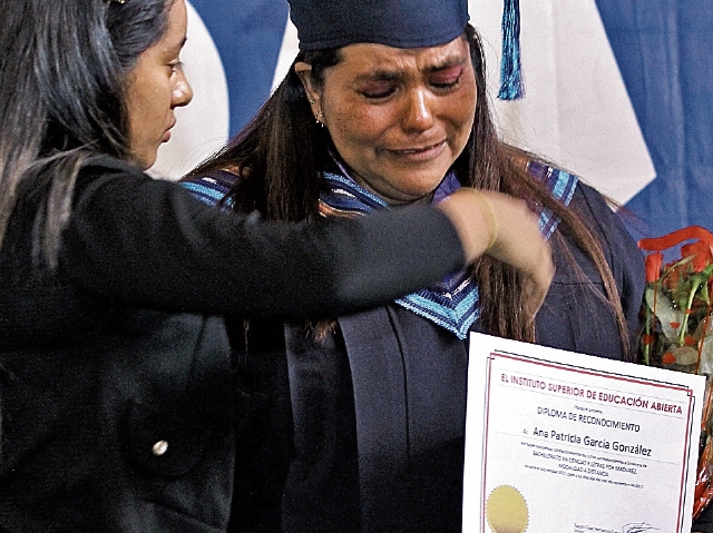 Ana Patricia García González, una de los 26 graduados, llora de felicidad al recibir su diploma de bachiller. (Foto Prensa Libre: Álvaro Interiano)