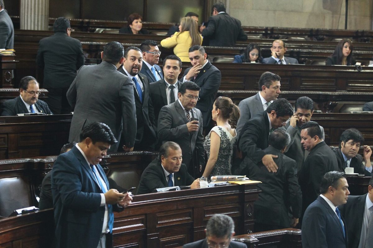Diputados conversan al inicio de la sesión ordinaria. (Foto Prensa Libre: Álvaro Interiano)