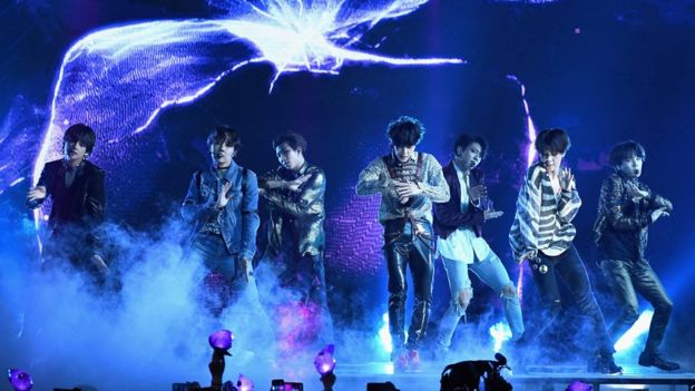 La banda de siete chicos que cantan en coreano y japonés ha conquistado audiencias globales. (Foto Prensa Libre:GETTY IMAGES)