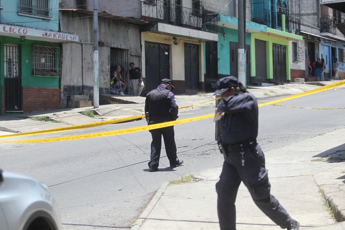 La policía resguarda el lugar del ataque, en la colonia Mezquital, zona 12 de Villa Nueva. (Foto Prensa Libre: Érick Ávila)