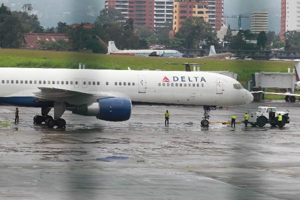 El avión  fue sometido a chequeo en la pista del aeropuerto La Aurora.