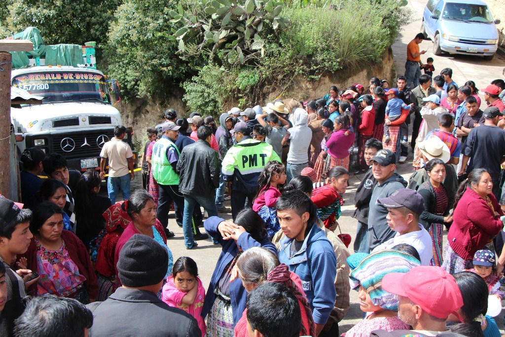 Curiosos permanecen en el lugar del percance vial, en San Andrés Xecul, Totonicapán. (Foto Prensa Libre: Édgar Domínguez)