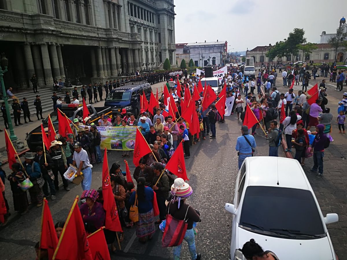 Representantes de distintas organizaciones se reúnen en la Plaza de la Constitución previo a comenzar a la caminata ciudadana. (Foto Prensa Libre: Estuardo Paredes).