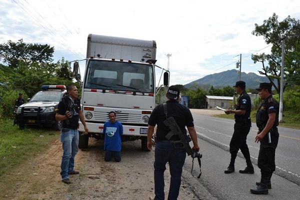 Las fuerzas de seguridad lograron copar a un ladrón de camiones que opera en la ruta al Atlántico. (Foto Prensa Libre: Erick de la Cruz)<br _mce_bogus="1"/>
